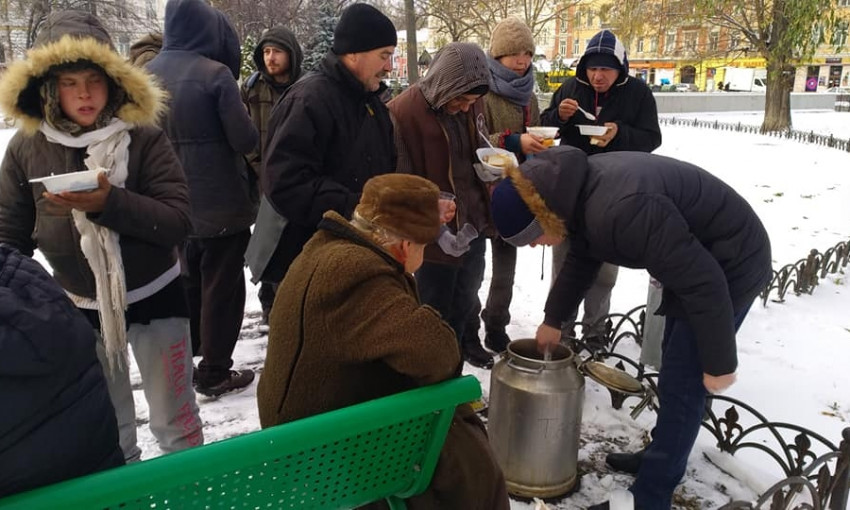 Восьмилетняя традиция: на Привокзальной площади кормят бездомных