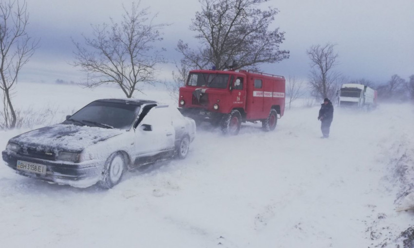 Спасатели ГСЧС помогают автомобилистам, попавшим в снежные заносы на юге региона