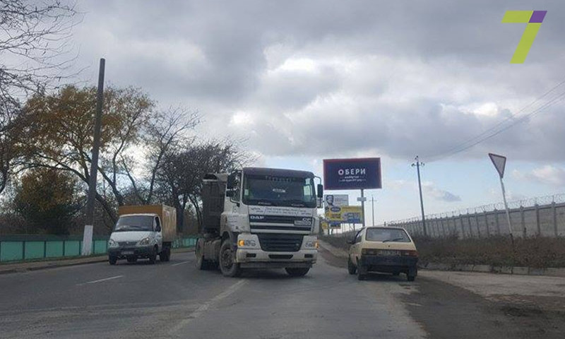 Из-за поломки грузовика усложнено движение на улице Академика Глушко.