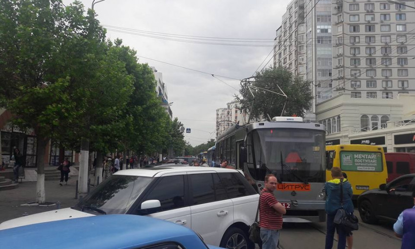 Гость Одессы заблокировал движение трамвая возле рынка «Привоз»