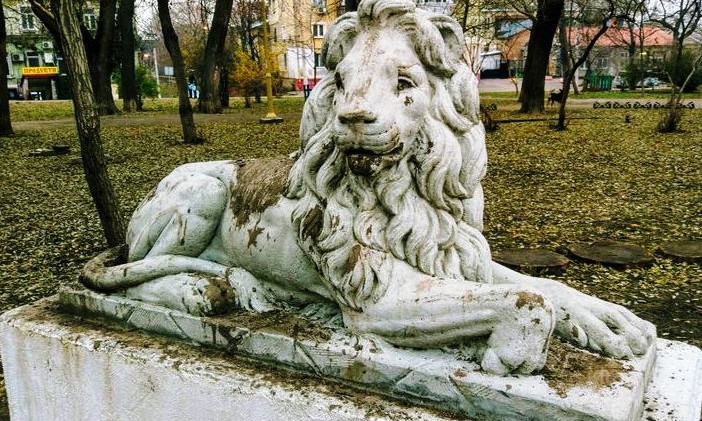 Скульптуры одесских львов вернулись в мечниковский сквер - их закидали грязью неизвестные