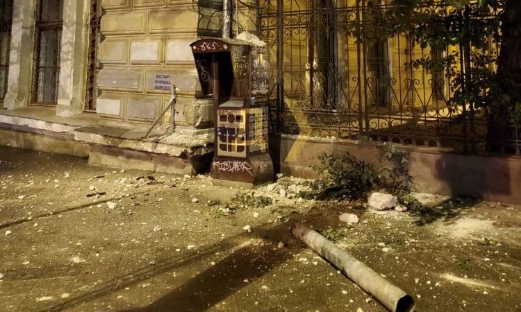 В Одессе на тротуар обрушилась часть фасада старинного здания