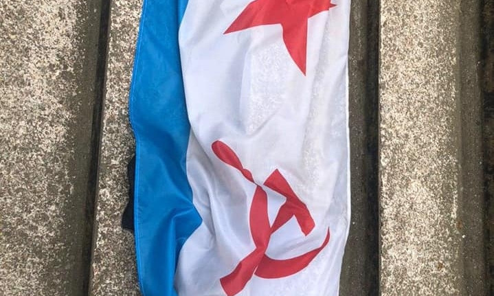 Патрульные Одессы задержали на пляже мужчину, который повесил флаг ВМФ Советского Союза
