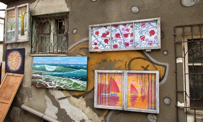 В Одессе уютно расположилась арт-галерея под открытым небом (ФОТО)