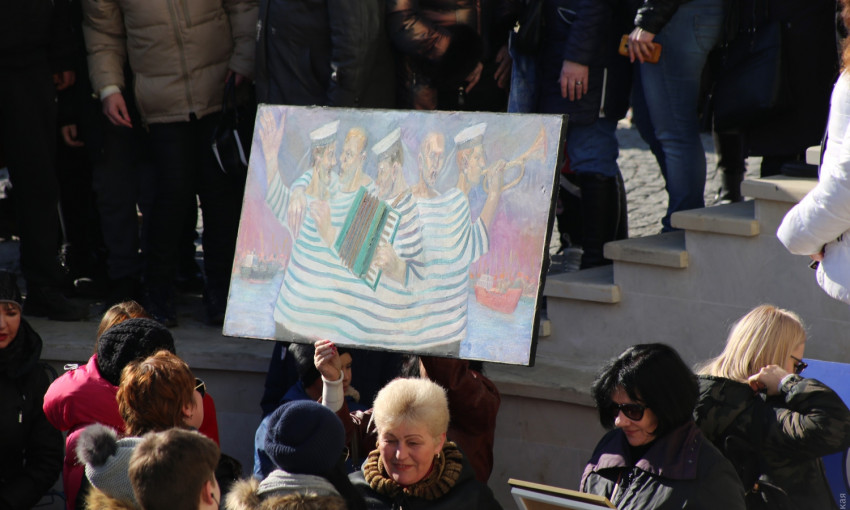 Одесситы растащили бесплатные картины еще до начала выставки