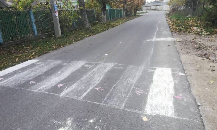 На Ленпосёлке дети нарисовали пешеходные переходы мелом