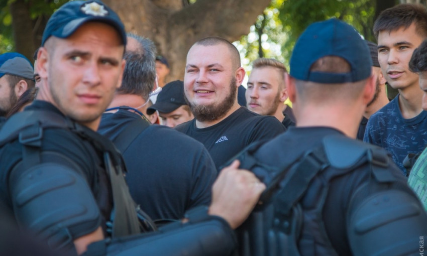 Полиция Одессы начала задерживать участников акции в Городском саду