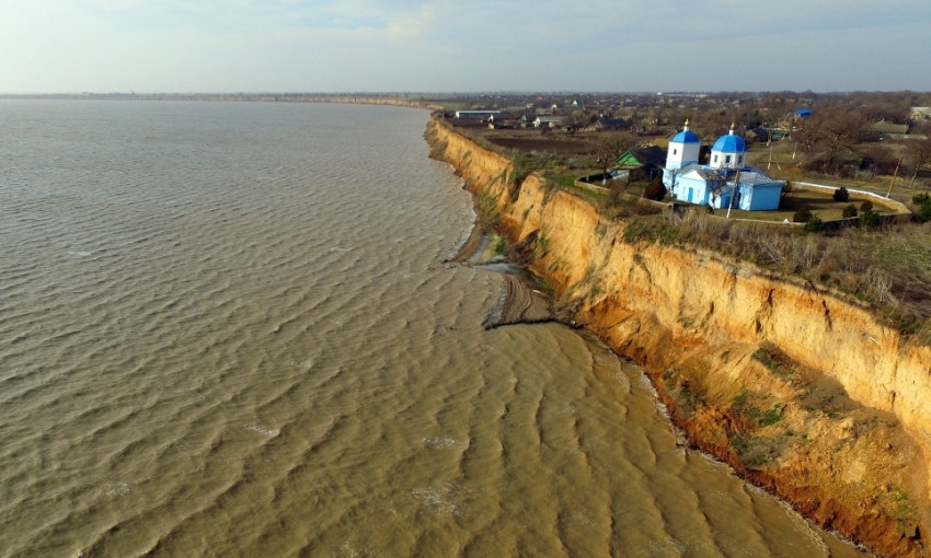 В селе Тузлы Одесской области спасали церковь и обрывистый берег от оползней