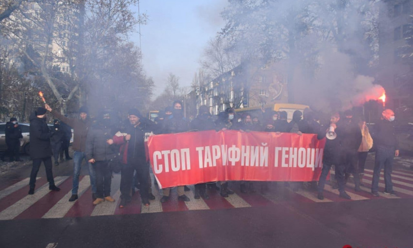 В Одессе проходит митинг против повышения тарифов на коммунальные услуги 