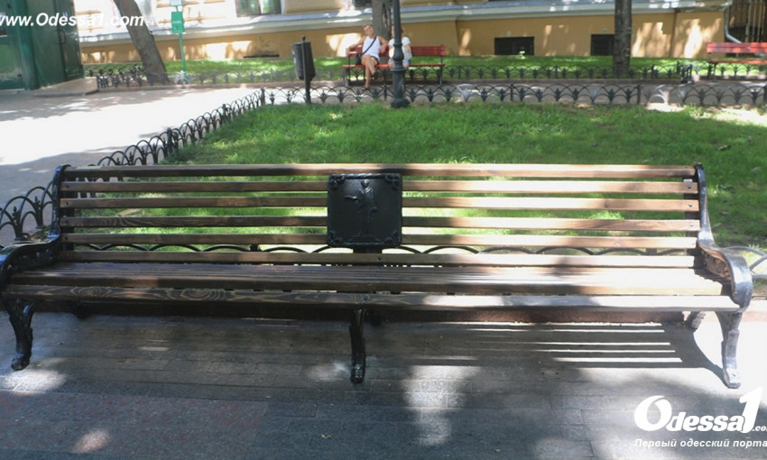 Новые скамейки в Горсаду (фото)