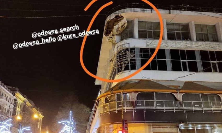 В центре Одессы произошел серьезный обвал – на тротуар рухнул большой кусок фасада 