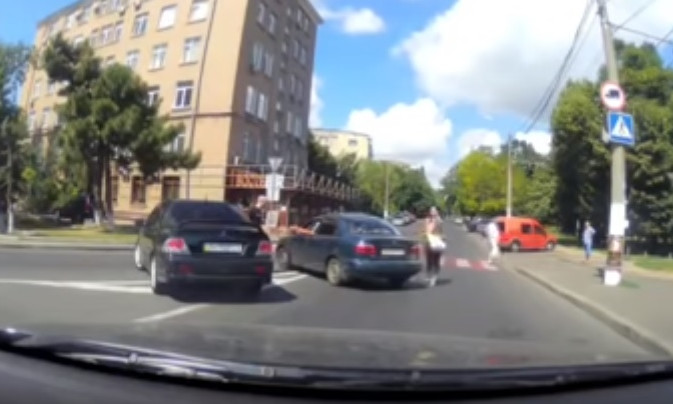 Автоконфликт в Одессе: водитель отпинал автомобиль противника (ВИДЕО)
