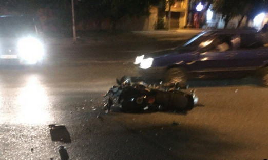 Парень на авто сбил девушку-мотоциклиста, протаранил три машины и скрылся с места аварии