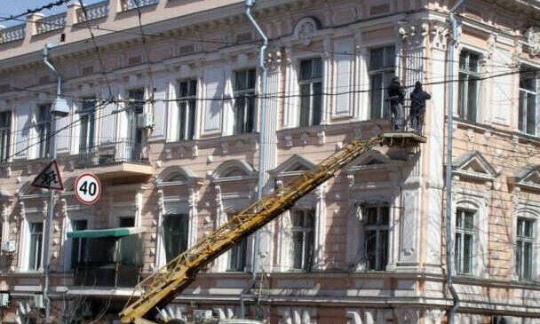 в Одессе починили нависшую плиту на фасаде дома на Пастера