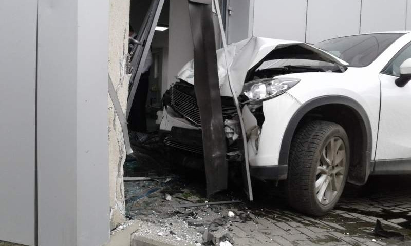 В Одессе Mazda "влетела" в одноимённый салон автомобилей (ФОТО)