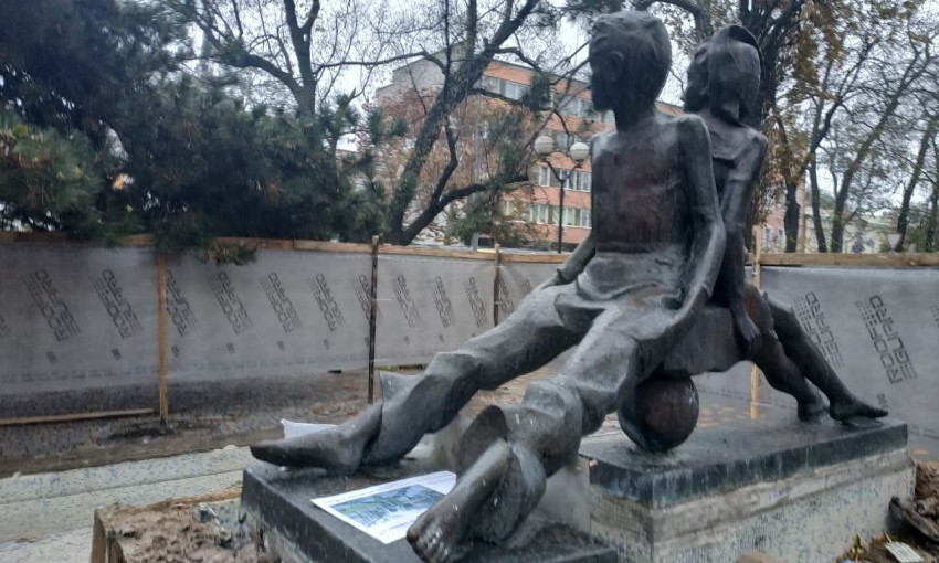 Коммунальщики ремонтируют скульптуру-фонтан «Петя и Гаврик»