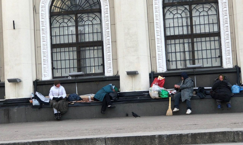 Возле одесского вокзала поселились люди (фотофакт)