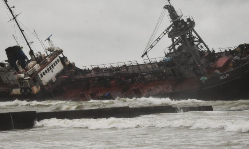 Экологическая инспекция нашла основания убрать затонувший танкер с пляжа 