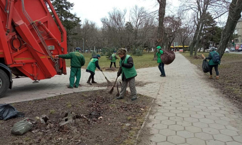Одесские коммунальщики чистят город после зимы 