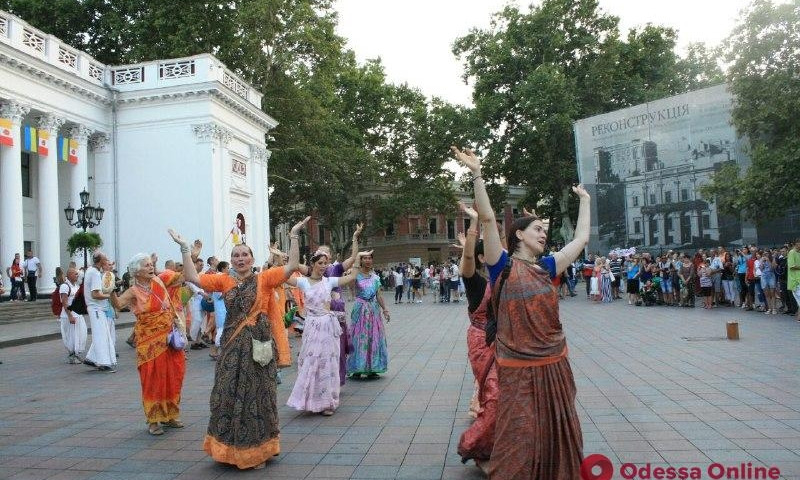 День города: возле мэрии танцевало полсотни кришнаитов