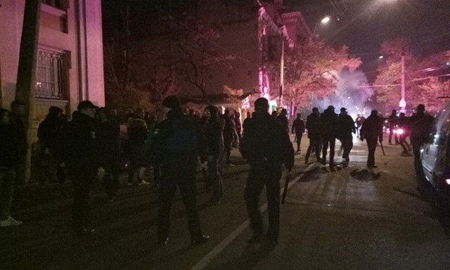 Центр Одессы заполонили футбольные фанаты и полицейские