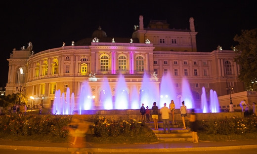В вечернее время фонтан возле Оперного театра засверкал всеми цветами радуги
