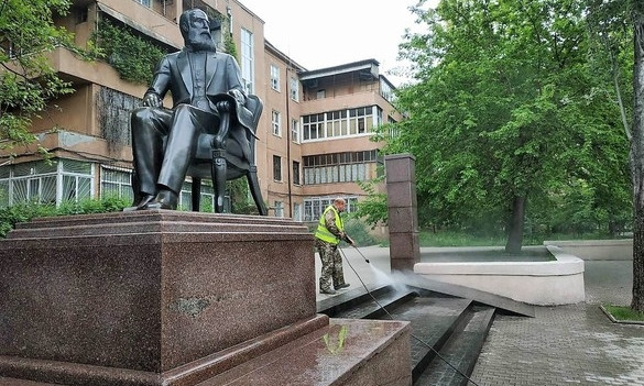 Одесские памятники "принимали душ" (ФОТО)