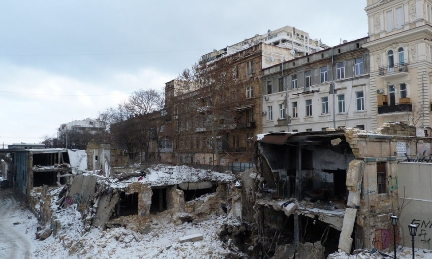 В Одессе аварийное здание может рухнуть на дорогу 