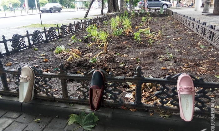 В Одессе забор украсили... туфлями 