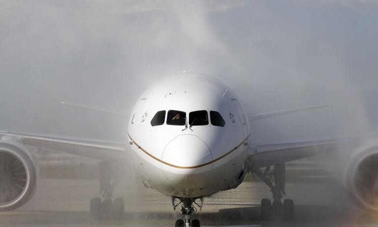 Самолет, который должен был сесть в Херсоне, приземлился в Одесском аэропорту 