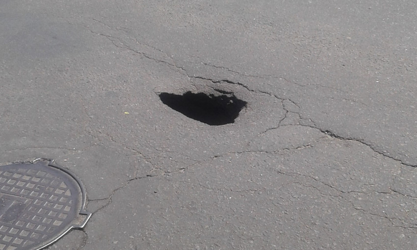 На Молдаванке образовалась яма прямо на проезжей части (ФОТО)