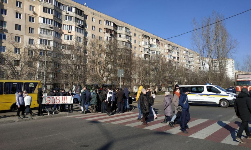 Без света, воды и отопления: одесситы перекрыли дорогу на поселке Котовского