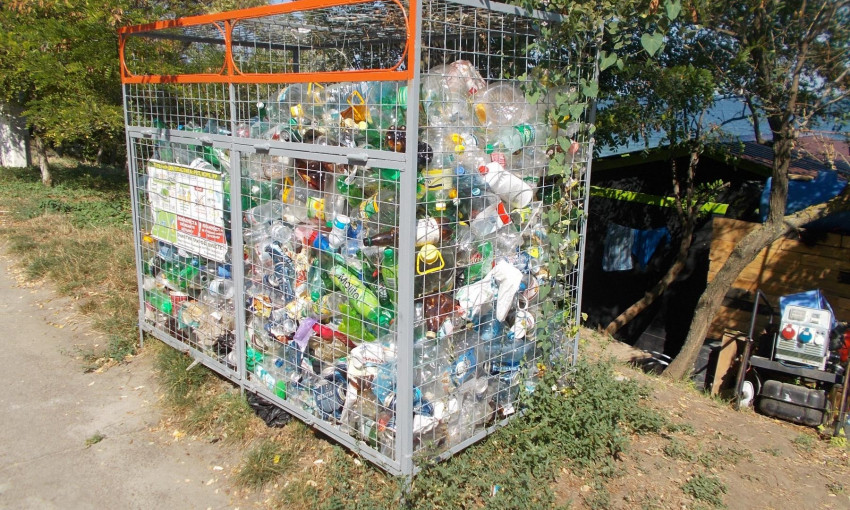 В Одессе вдоль побережья установили контейнеры для пластика (ФОТО)