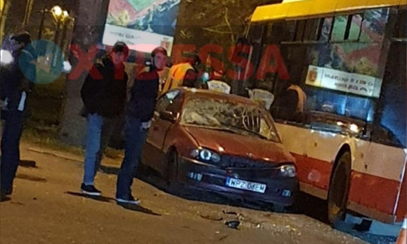 В Одессе автомобиль протаранил троллейбус 