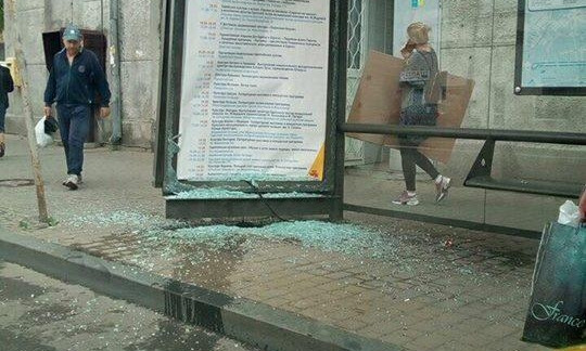В Одессе иномарка врезалась в остановку и скрылась (ФОТО)