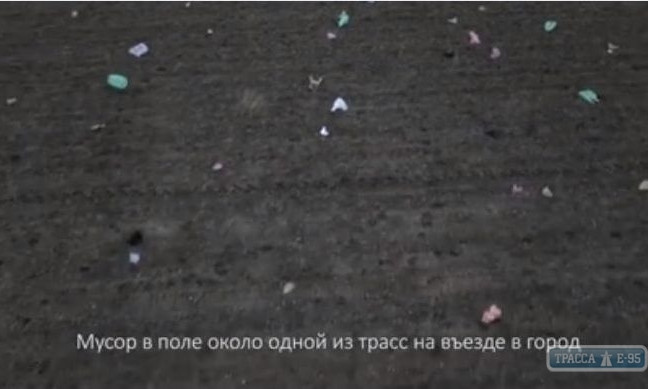 Поле под Одессой укрыто полиэтиленовыми пакетами