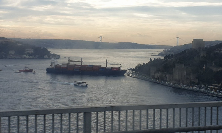 Контейнеровоз из Одессы врезался в набережную Стамбула 
