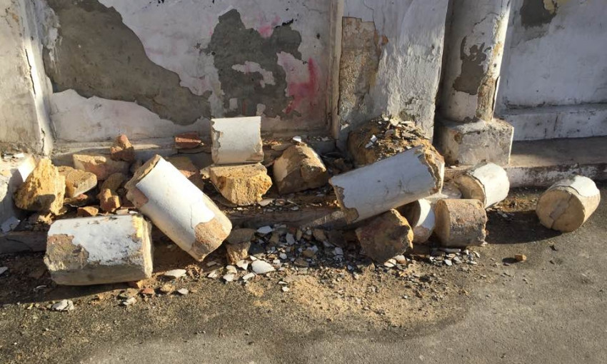 Авария на Французском, одесситы требуют восстановить колонну старинного особняка