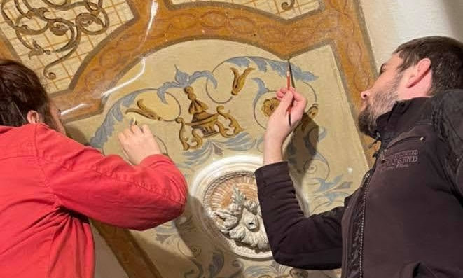 В одном из одесских подъездов восстанавливают 120-летнюю роспись 