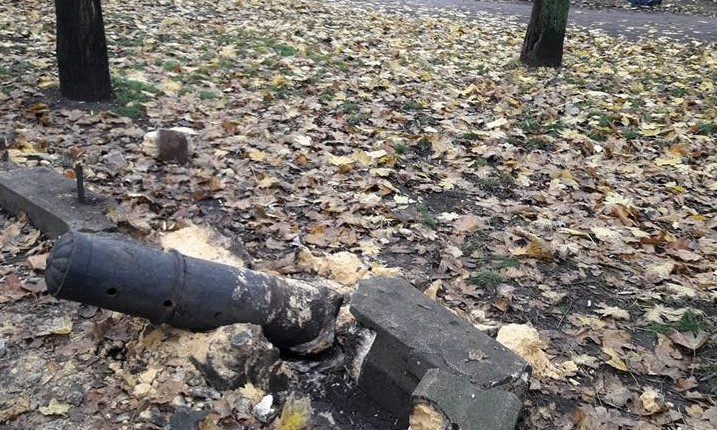 Неизвестные вандалы поломали старинный забор в Алексеевском парке