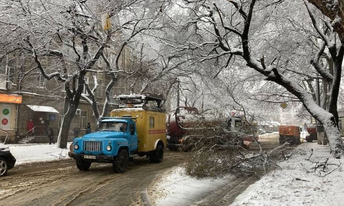 В Одесской области погода привела к транспортному коллапсу, повалила деревья и обесточила села 