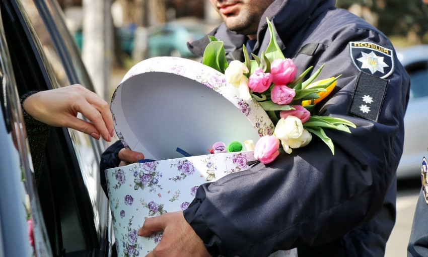 Автозасада на женщин в Одессе: патрульные вручают им цветы