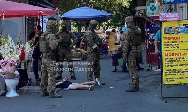 В центре Одессы было осуществлено задержание продавца цветов: на его поимку отправились бойцы КОРД-а