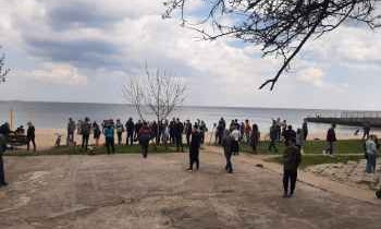 Чкаловский пляж пытаются застроить – местные жители ломают сваи и протестуют 