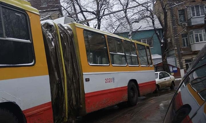 Пока спецтехника расчищает улицы от снега, в Одессе пробки