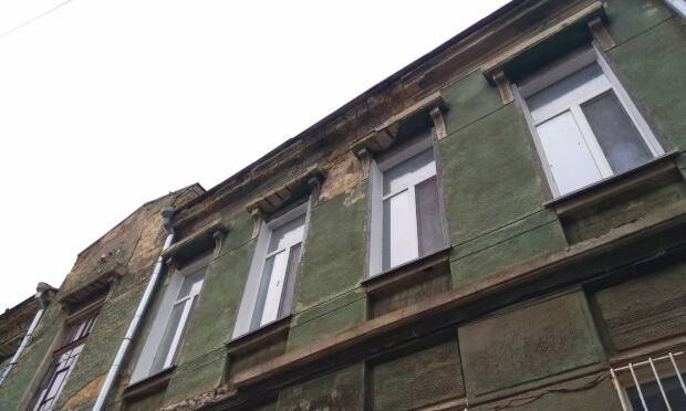 В Одессе упал большой кусок с крыши старинного здания 