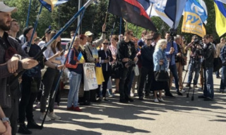 Под зданием Одесской ОГА состоялся пикет в поддержку выборной реформы