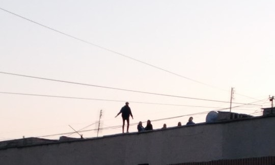 Опасное селфи: подростки фотографировались на крыше 9-этажки