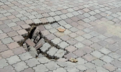В Болграде провалилась тротуарная плитка из-за катакомб