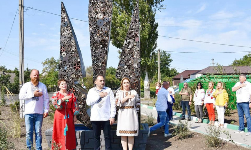 Одесский скульптор создал четырехметровый трезубец из металлолома 